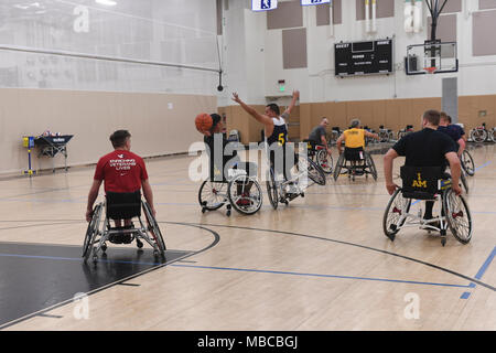 Il Jacksonville, Florida (Feb 18, 2018) Active duty i membri del servizio e i veterani treno per il basket in carrozzella prima del 2018 team prove della Marina presso la stazione navale (NAVSTA) Mayport la palestra. Navy feriti Warrior-Safe Harbour e NAVSTA Mayport ospitano le prove in cui gli atleti potranno beneficiare in otto adaptive sport: tiro con l'arco, pista e sul campo, ciclismo, basket in carrozzella, tiro, seduta a pallavolo e nuoto. I migliori atleti saranno riempire 40 macchie competitivo e cinque punti alternativi per il Team Marina presso l 2018 del Dipartimento della Difesa giochi guerriero. (U.S. Navy Foto Stock