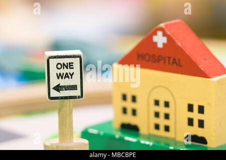 Ospedale giocattolo di legno Set e un modo segni set di giochi giocattoli educativi per età prescolare parco giochi al coperto (messa a fuoco selettiva) Foto Stock