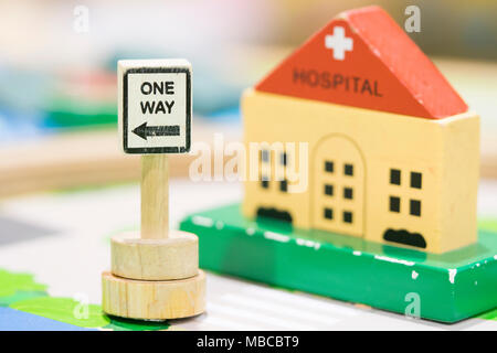 Ospedale giocattolo di legno Set e un modo segni set di giochi giocattoli educativi per età prescolare parco giochi al coperto (messa a fuoco selettiva) Foto Stock