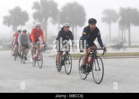 Il Jacksonville, Florida (feb. 19, 2018) Active Duty i marinai e i veterani praticare ciclismo prima del 2018 team prove della Marina presso la stazione navale (NAVSTA) Mayport. Navy feriti Warrior-Safe Harbour e NAVSTA Mayport ospitano le prove in cui gli atleti potranno beneficiare in otto adaptive sport: tiro con l'arco, pista e sul campo, ciclismo, basket in carrozzella, tiro, seduta a pallavolo e nuoto. I migliori atleti saranno riempire 40 macchie competitivo e cinque punti alternativi per il Team Marina presso l 2018 del Dipartimento della Difesa giochi guerriero. (U.S. Navy Foto Stock