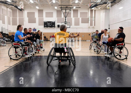 Il Jacksonville, Florida (feb. 19, 2018) Active Duty i marinai e i veterani del treno in basket in carrozzella prima del 2018 team prove della Marina presso la stazione navale (NAVSTA) Mayport la palestra. Navy feriti Warrior-Safe Harbour e NAVSTA Mayport ospitano le prove in cui gli atleti potranno beneficiare in otto adaptive sport: tiro con l'arco, pista e sul campo, ciclismo, basket in carrozzella, tiro, seduta a pallavolo e nuoto. I migliori atleti saranno riempire 40 macchie competitivo e cinque punti alternativi per il Team Marina presso l 2018 del Dipartimento della Difesa giochi guerriero. (U.S. Navy Foto Stock