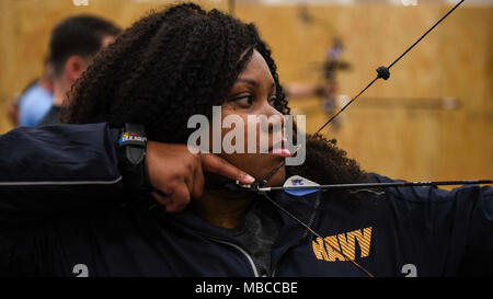 Il Jacksonville, Florida (feb. 19, 2018) Yeoman 3rd Class Alexis re spara una prua durante il tiro con l'arco della formazione tecnica per il team prove della Marina a Naval Station Mayport il centro fitness in preparazione per il 2018 del Dipartimento della Difesa giochi guerriero. Navy feriti Warrior-Safe Harbour e NAVSTA Mayport ospitano le prove in cui gli atleti potranno beneficiare in otto adaptive sport: tiro con l'arco, pista e sul campo, ciclismo, basket in carrozzella, tiro, seduta a pallavolo e nuoto. I migliori atleti saranno riempire 40 macchie competitivo e cinque punti alternativi per il Team Marina presso il reparto 2018 di D Foto Stock