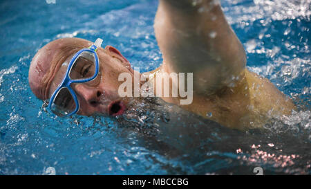 Il Jacksonville, Florida (feb. 19, 2018) Senior Chief Hospital Corpsman Giuseppe Paterniti prende un respiro durante il nuoto la formazione tecnica per il team prove della Marina a Naval Station Mayport il centro fitness in preparazione per il 2018 del Dipartimento della Difesa giochi guerriero. Navy feriti Warrior-Safe Harbour e NAVSTA Mayport ospitano le prove in cui gli atleti potranno beneficiare in otto adaptive sport: tiro con l'arco, pista e sul campo, ciclismo, basket in carrozzella, tiro, seduta a pallavolo e nuoto. I migliori atleti saranno riempire 40 macchie competitivo e cinque punti alternativi per il Team Navy a th Foto Stock