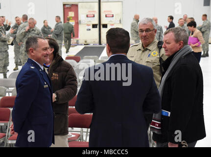 Stati Uniti Air Force Col. Jeff Smith, il 173rd Fighter Wing Commander, visite con i membri della Comunità incluse Klamath County Sheriff Chris Kaber e il Commissario Derrick DeGroot, durante una cerimonia di commemorazione per l'estensione del campo di Kingsley lease a 2095 al Kingsley Campo in Klamath Falls, Oregon Feb 19, 2018. L'estensione rende il contratto di locazione più a lungo negli Stati Uniti Air Force. (U.S. Air National Guard Foto Stock