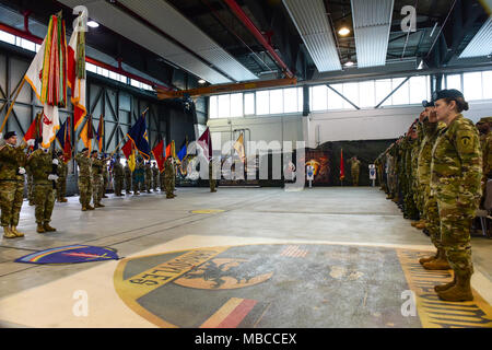 Il comando Sgt. Il Mag. Sheryl D. Lyon, U.S. Esercito dell'Europa arruolati senior advisor, saluta la bandiera degli Stati Uniti durante la riproduzione di un inno nazionale, Feb. 20 su argilla Kaserne. Lione sarà andando a servire come i senior leader arruolato PER GLI STATI UNITI Esercito Cyber Command con sede a Fort Belvoir, Virginia. Foto Stock