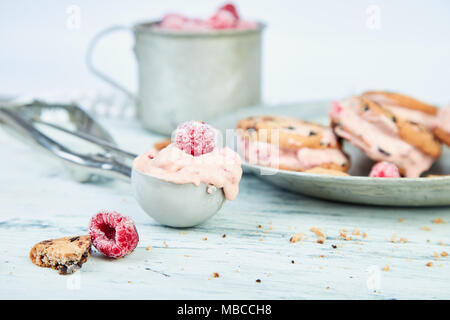 Cucchiaio per gelato. Panini di gelato alla fragola. Estate snack. Il dessert. Foto Stock