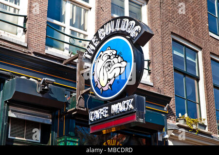 Il primo il caffè Bulldog nella città di Amsterdam a luci rosse street, Olanda Foto Stock