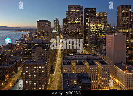 WA15070-00...WASHINGTON - Vista del centro di Seattle, dello Space Needle e della grande ruota panoramica dalla terrazza panoramica sulla storica Smith Tower. 2017 Foto Stock