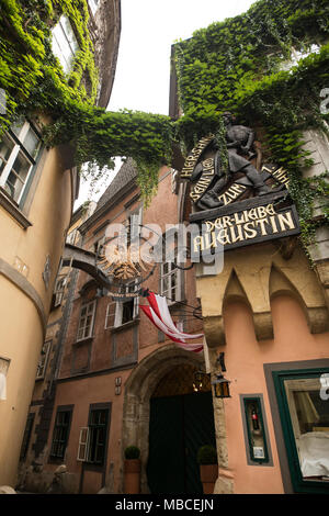 Der Liebe Augustin, un Griechenbeisl (ristorante greco) in greco storico quartiere di Vienna, Austria. Foto Stock