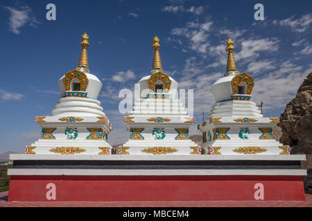 Al di fuori di Thiksay Gompa o monastero - circa 20km da Leh - sono tre stupa riccamente ornate. Thiksey è affiliato con la setta Gelug del buddhismo tibetano. Foto Stock