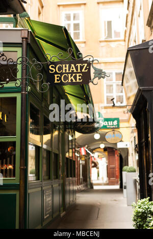Figlmüller è un posto famoso per la Wiener Schnitzel di Vienna in Austria. Questo ristorante è sulla Wollzeile shopping vicolo. Foto Stock
