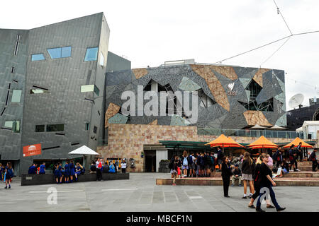 Vista della Federation Square, costruito allo scopo, una sede per le arti, la cultura e gli eventi pubblici, a Melbourne, Victoria, Australia Foto Stock