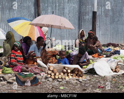 La gente del posto che vendono merci sul mercato di wamena, Il Baliem Valley, Papua occidentale, in Indonesia Foto Stock