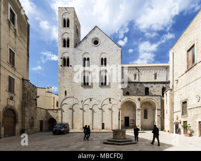 Bitonto, Italia - 05 Maggio 2017: Vecchia chiesa con un pozzo di acqua a Bitonto, Puglia, Italia Foto Stock