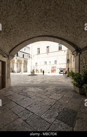 Bitonto, Italia - 05 Maggio 2017: Vecchia chiesa con un pozzo di acqua a Bitonto, Puglia, Italia Foto Stock