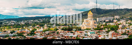 Vista panoramica di estate Elia Hill quartiere. Sameba O Santissima Trinità Cattedrale di Tbilisi, Georgiana Ortodossa nel centro. Località collinare, Foto Stock