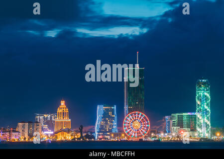 Batumi, Adjara, Georgia. Architettura moderna in passeggiata sul lungomare. Miracolo parco con edifici moderni nella notte o sera luminarie luci, Illum Foto Stock