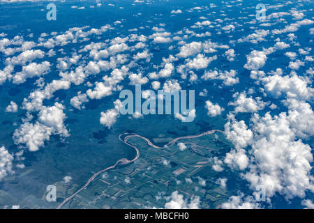 Vista aerea di un serpeggiante fiume nel paesaggio lungo la costa orientale dell'Australia Foto Stock