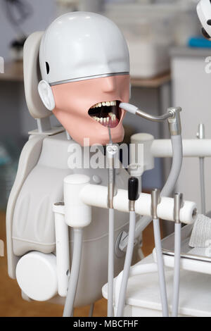 Manichino o dummy per il dentista gli studenti in formazione Facoltà di odontoiatria di medici scuole e università Foto Stock