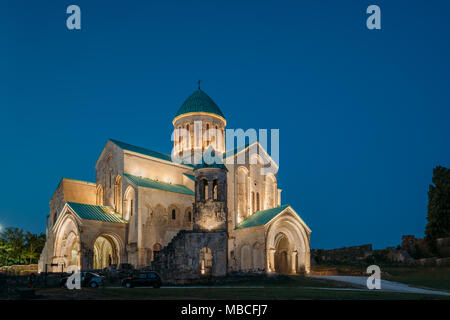 Kutaisi, Georgia. Vecchia Cattedrale di Bagrati In illuminazione notturna. UNESCO - Sito Patrimonio dell'umanità. Famoso punto di riferimento, capolavoro medievale di arco georgiano Foto Stock