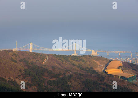 Busan, Corea del Sud - 27 Marzo 2018 : vista panoramica di Busan da Hwangnyeongsan Foto Stock