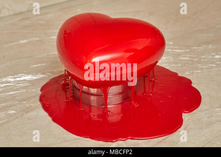 Processo di colata di smalto rosso a forma di cuore forma mousse, cibo fatto in casa Foto Stock