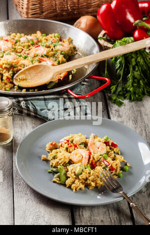 Tradizionale paella di frutti di mare con gamberi, pesce e pollo servito nella piastra. La cucina spagnola Foto Stock