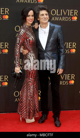 Londra, UK, 08 Aprile 2018: Ronnie Wood e Sally legno assiste l'Olivier Awards presso il Royal Albert Hall, Foto Stock