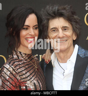 Londra, UK, 08 Aprile 2018: Ronnie Wood e Sally legno assiste l'Olivier Awards presso il Royal Albert Hall, Foto Stock