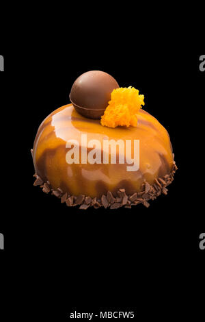 Deliziosi dessert al cioccolato decorato con sfera di cioccolato. Isolato su sfondo nero Foto Stock