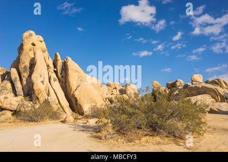 Strada sterrata che si snoda attraverso il rock boulder pile nel deserto del sud della California. Foto Stock