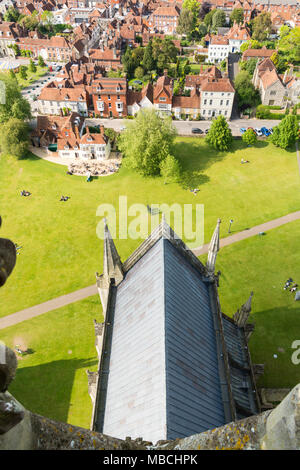 Guardando verso il basso sul tetto con piombo di una navata della Cattedrale di Salisbury e alcune case di città, tetti, dalla guglia più alto in Gran Bretagna, Wiltshire, Regno Unito Foto Stock