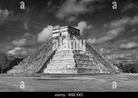 Immagine in bianco e nero del tempio Maya di kukulkan (El Castillo) piramide a Chichen Itza, Yucatan, Messico Foto Stock