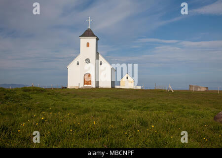 Flateyjarkirkja bianco chiesa luterana con prato sull isola di Flatey, Islanda Foto Stock