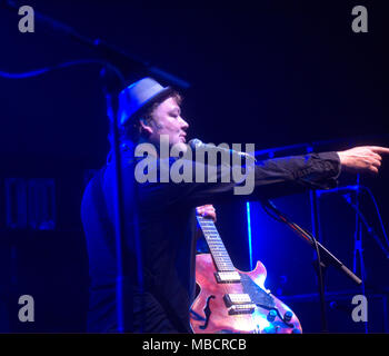 Il Levellers intrattenere i loro fan, il Bristol Academy, Bristol, Regno Unito, novembre 2014 Foto Stock