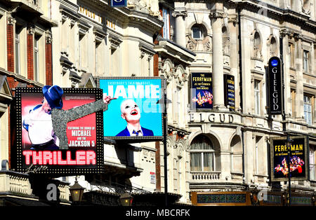 Londra, Inghilterra, Regno Unito. Teatri a Shaftesbury Avenue. Thriller (Lyric) Tutti parlano del Jamie (Apollo) traghettatore di anime (Gielgud) Foto Stock