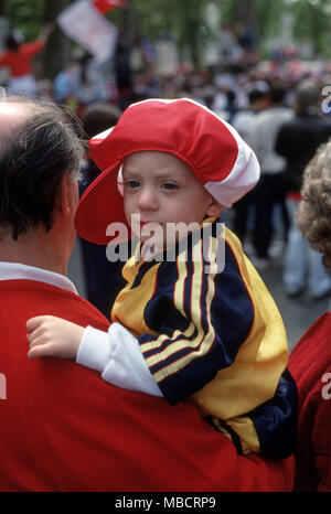 I tifosi dell'Arsenal padre e figlio dopo la partita di football indossa i colori del team Foto Stock