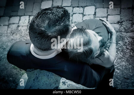 Foto in bianco e nero ofa nelegant giovane appoggiato su di una parete. Ha conseguito la sua gravidanza pancia. La foto è stata presa da sopra. Foto Stock