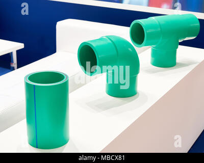 Verde raccordi in plastica per il sistema di impianto idraulico Foto Stock