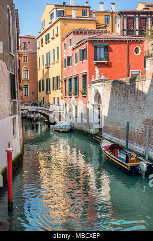 Colorato Canal a Venezia Italia Foto Stock