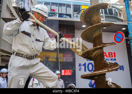 Tokyo Giappone,Asia,Oriente,Shinjuku,asiatici asiatici immigrati etnici minoranza,orientale,uomo uomini maschio adulti,utilità,sotto nuove costruzioni s Foto Stock