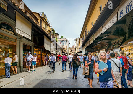 Firenze, Italia, Giugno 2015: turisti e Fiorentini a piedi lungo il famoso Ponte Vecchio con i suoi famosi negozi di gioielleria Foto Stock