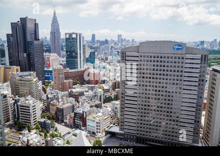 Tokyo Japan,Shinjuku,grattacieli,skyline della città,Pfizer,NTT Docomo Yoyogi building,Izumi Garden Tower,Japanese,Oriental,Japan110712106 Foto Stock