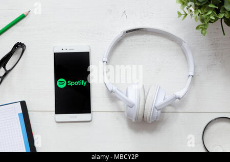 WROCLAW, Polonia - 29 Marzo 2018: Spotify è un servizio musicale che Offerte legale di musica in streaming. Smartphone con Spotify logo sulla scrivania. Foto Stock