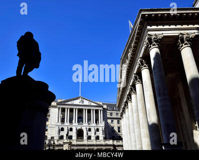 Londra, Inghilterra, Regno Unito. Banca di Inghilterra su Threadneedle Street, Royal Exchange (R) e la statua di Henry James Greatehead (L) Foto Stock