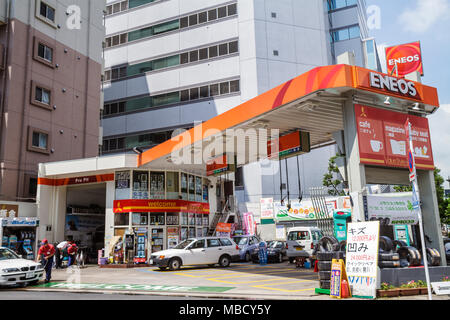 Tokyo Japan,Ryogoku,kanji,Giapponese Inglese,gas,benzina,stazione,Eneos,auto,veicolo,automobile,Giapponese,Orientale,Japan110713031 Foto Stock