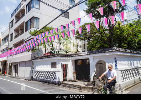 Tokyo Japan,Ryogoku,kanji,quartiere,santuario,sito storico,lanterne festival,Asian Oriental,uomo uomini maschio adulti,bicicletta,bicicletta,equitazione,bicicletta Foto Stock