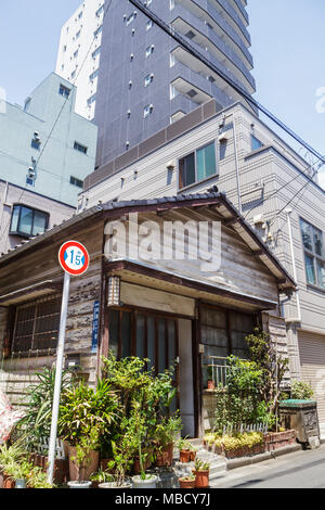 Tokyo Japan,Ryogoku,vecchia casa storica,alto edificio moderno,condominio appartamenti residenziali edificio edifici abitazioni,residenze,vicinato Foto Stock