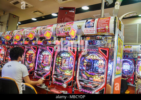 Tokyo Japan,Asia,Orient,Ryogoku,kanji,pachinko parlor,gioco d'azzardo,premi,macchina da flipper verticale,immigrati asiatici immigrati etnici minorit Foto Stock