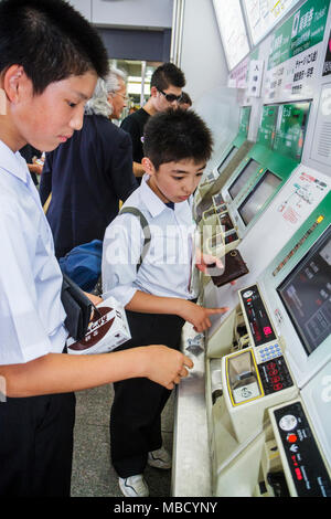 Tokyo Japan,Akihabara JR Station,treno,metropolitana,treno,kanji,Inglese Giapponese,ragazzi Asiatici,ragazzi ragazzi ragazzi ragazzi ragazzi ragazzi ragazzi ragazzi ragazzi ragazzi ragazzi bambini bambini bambini piccoli, studenti Foto Stock